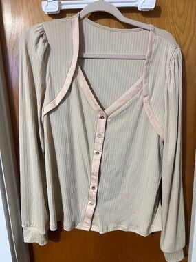 SHEIN Light Beige Ribbed Open-Shoulder Button-Front Top with Pale Pink Trim